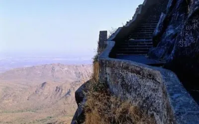 ગિરનાર સાદ પાડે
